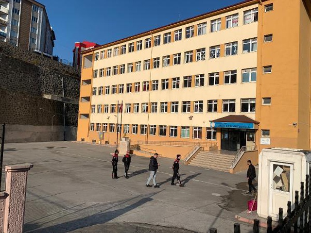 Okulda annesini öldürüp, sevgilisini ise yaralayan 17 yaşındaki çocuk ifade verdi: Başkasıyla olduğunu öğrenince çok sinirlendim Okulda annesini öldürüp, sevgilisini ise yaralayan 17 yaşındaki çocuk ifade verdi: Başkasıyla olduğunu öğrenince çok sinirlendim