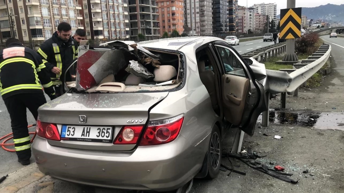 Rize\'de feci kaza: Bariyer aracın ön camından girip arka camdan çıktı