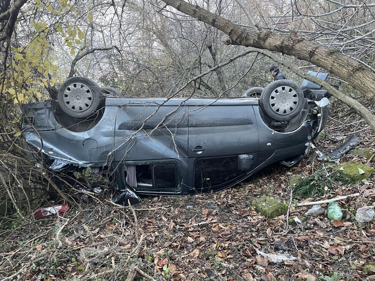 Sakarya\'da el freni boşalan panelvan uçuruma yuvarlandı