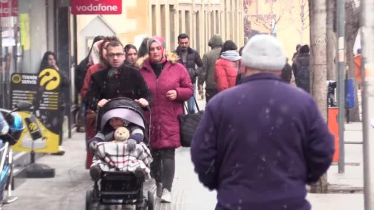 Samsun-Ankara kara yolunun Çorum kesiminde kar ulaşımı güçleştirdi