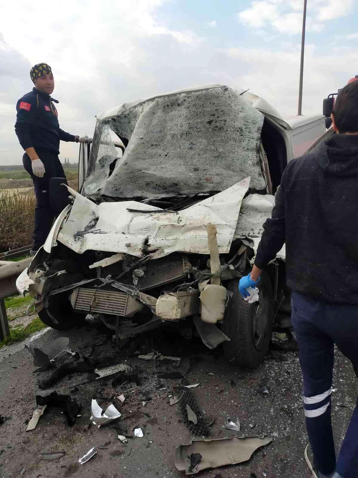 Tıra arkadan çarpan sürücü yaralı kurtuldu