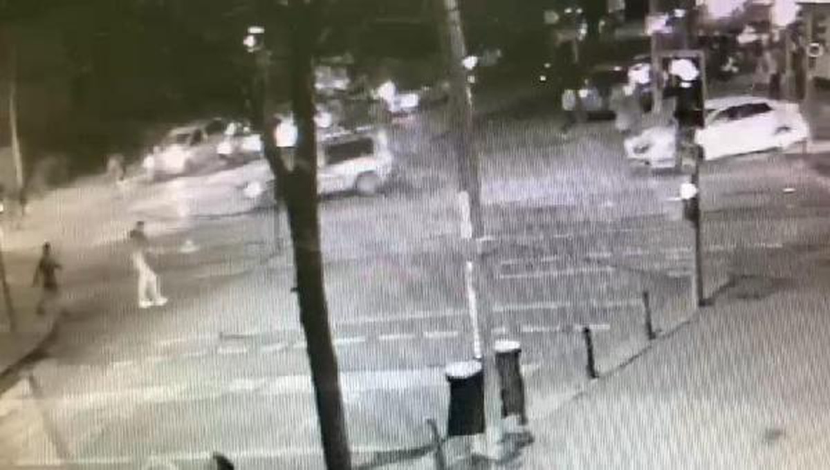 Zeytinburnu\'nda tramvayın otomobile çarptığı kaza kamerada