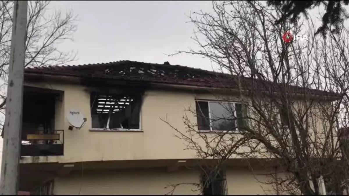 2 katlı ev çıkan yangında kullanılamaz hale geldi