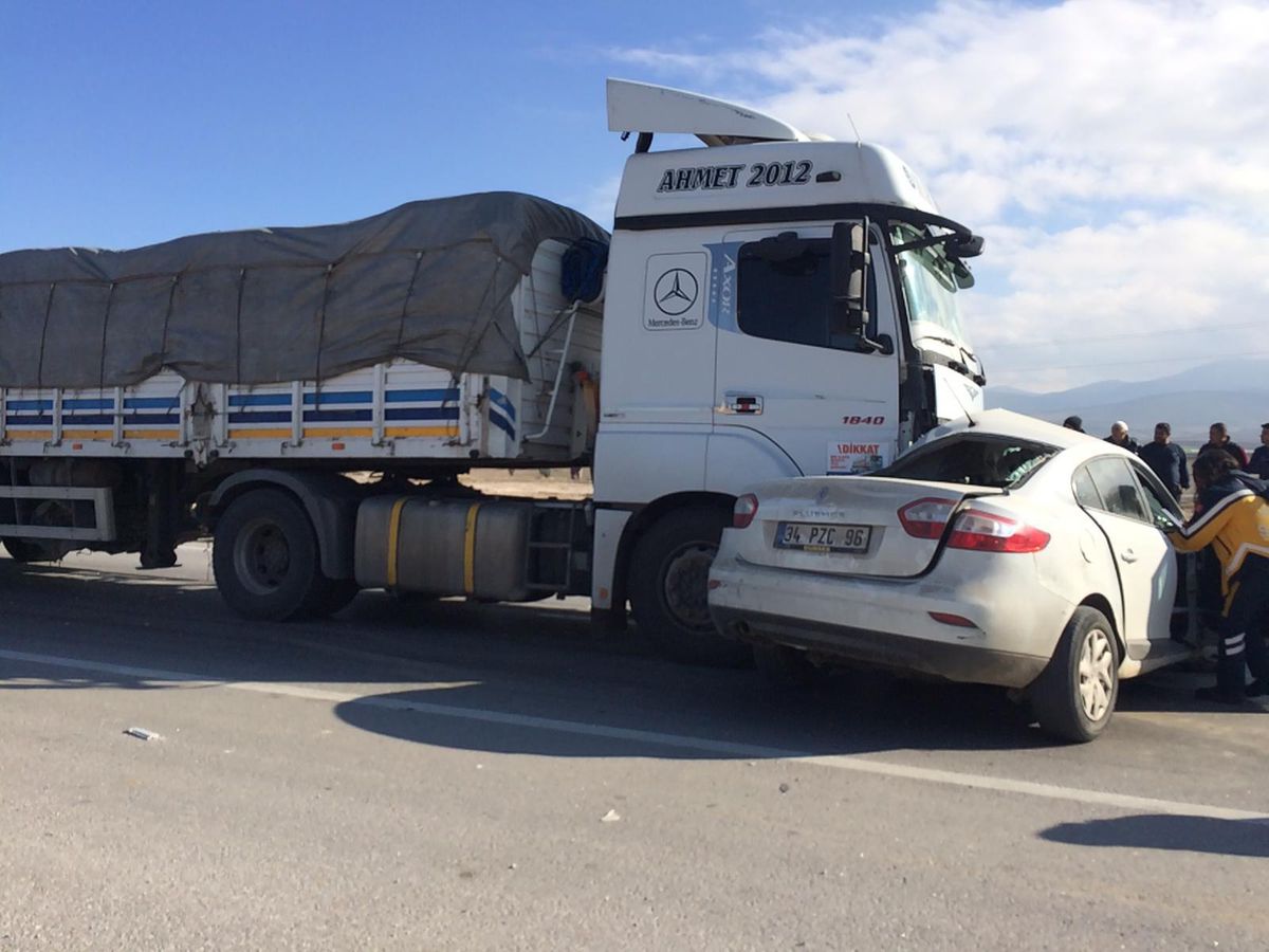Afyonkarahisar\'da tırla çarpışan otomobilin sürücüsü öldü