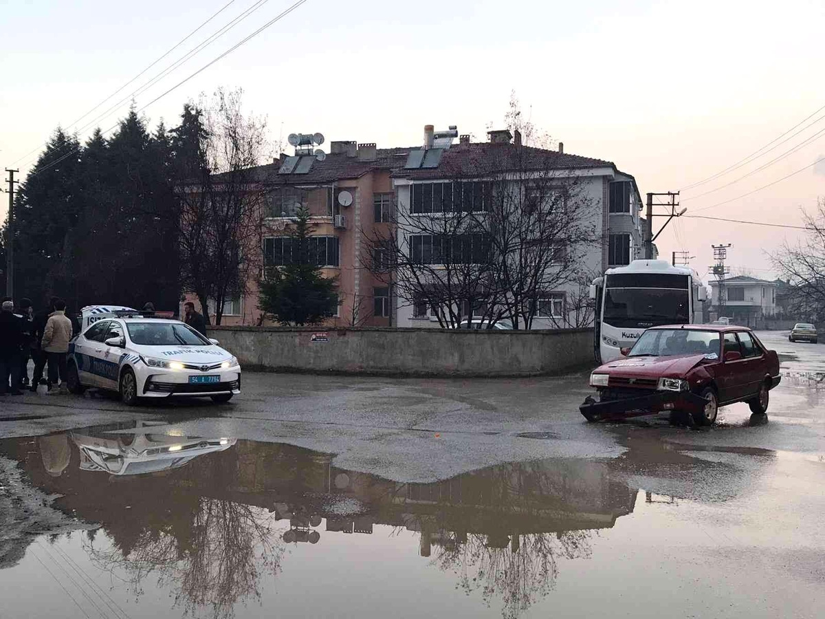 Akyazı\'da iki otomobil çarpıştı: 1 yaralı