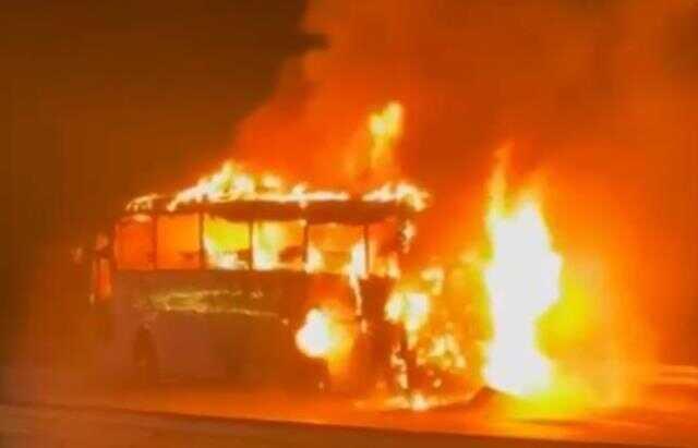 Antalya'da seyir halindeki yolcu otobüsü alev alev yandı! O anlar kamerada