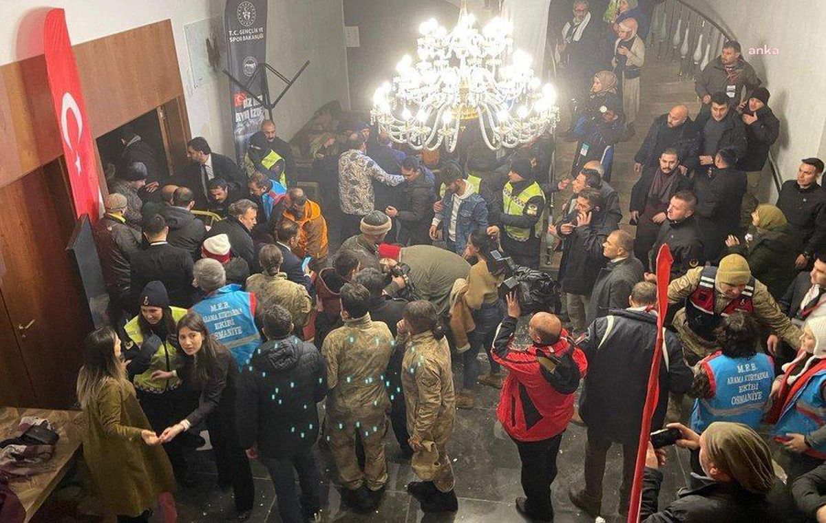 Kars\'ta bir otelin asma tavanı çöktü; 32 yaralı (5)