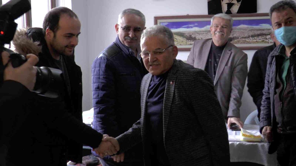 Başkan Büyükkılıç\'tan Develililer Derneği\'ne ziyaret