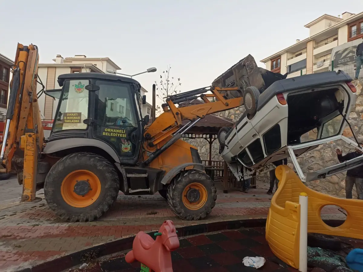 Bursa'da çocuk parkına devrilen otomobilin sürücüsü yaralandı
