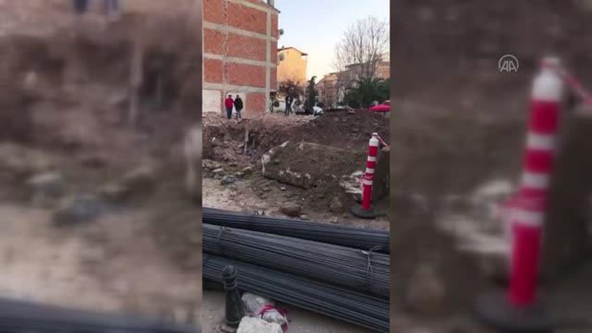 Büyükçekmece'de inşaatın temel kazısı sırasında lahit kapağı bulundu