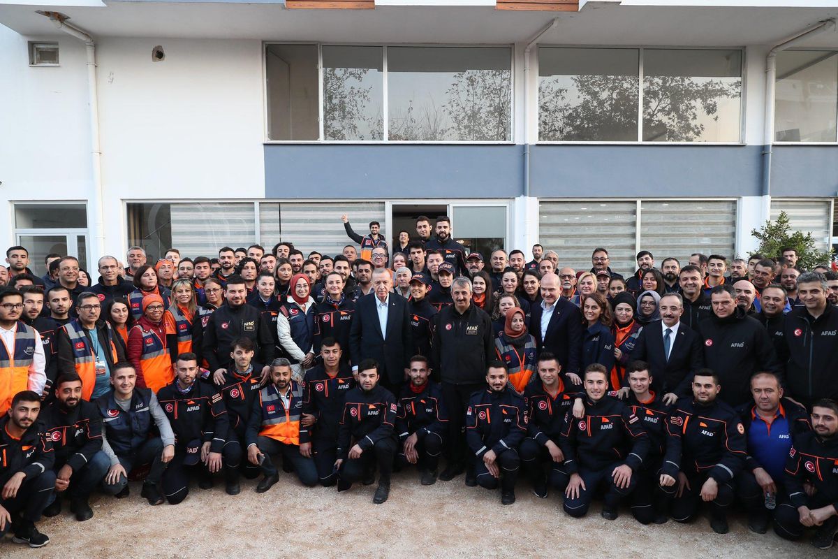 Cumhurbaşkanı Erdoğan, Antalya\'daki sel afetinde görev yapan AFAD personeliyle bir araya geldi