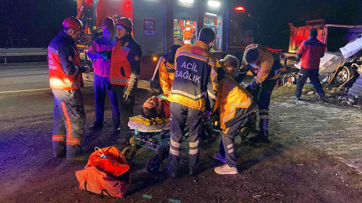 D-100'de istinat duvarına çarpan et yüklü kamyon kağıt gibi ezildi: 1'i ağır, 2 yaralı