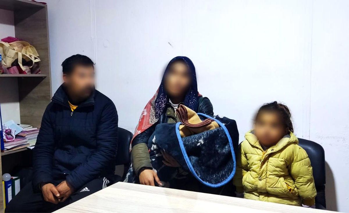 Dilenmeye çocuklarını da alet ettiler, zabıtadan kaçamadılar