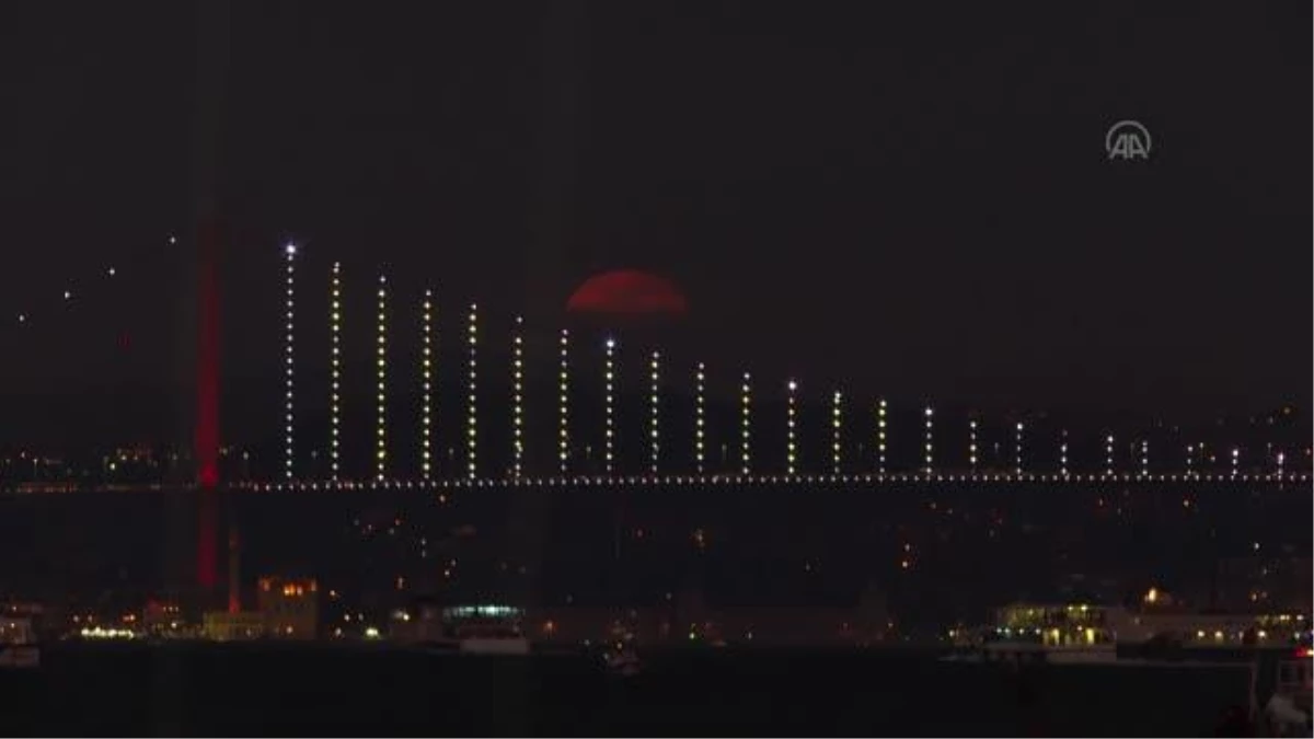 Dolunay, 15 Temmuz Şehitler Köprüsü ile birlikte güzel görüntü oluşturdu