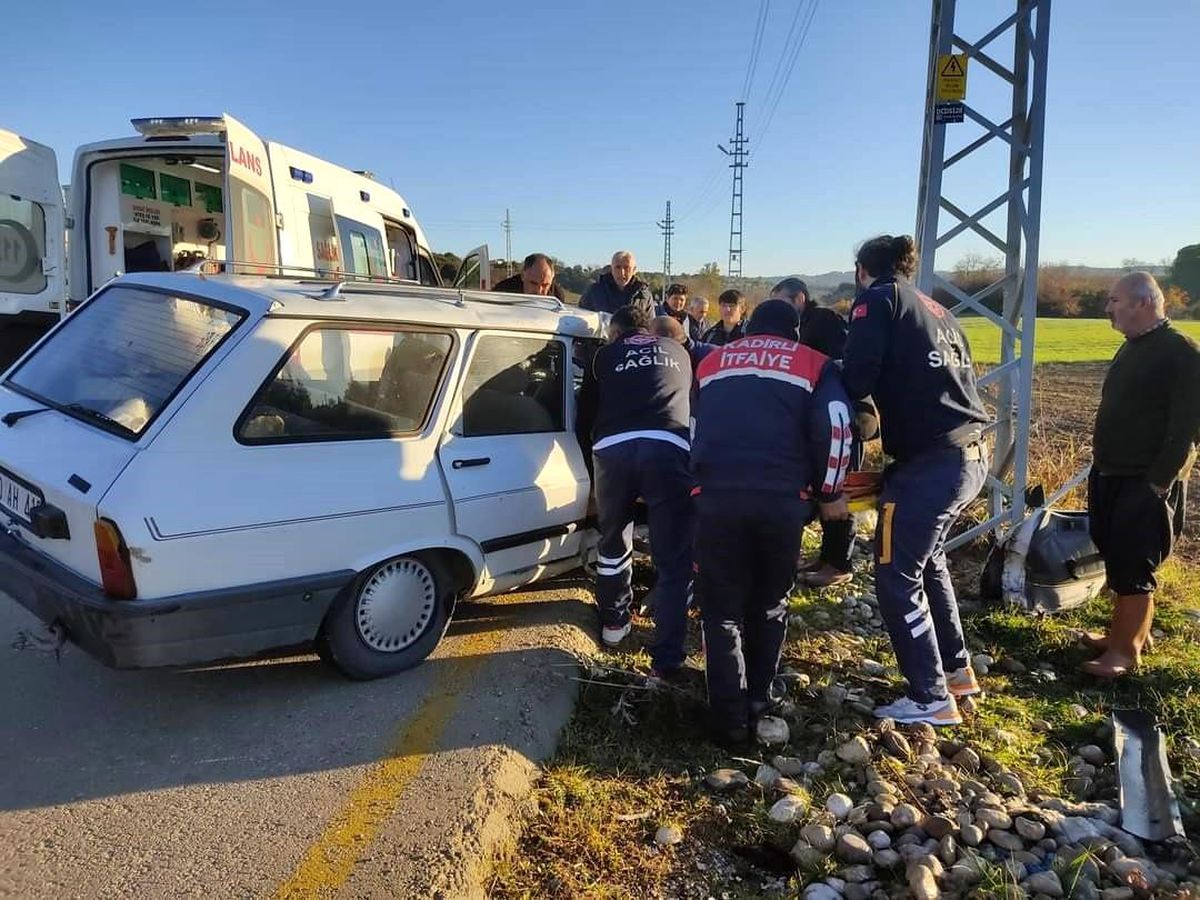 Elektrik direğine çarpan araç sürücüsü hayatını kaybetti