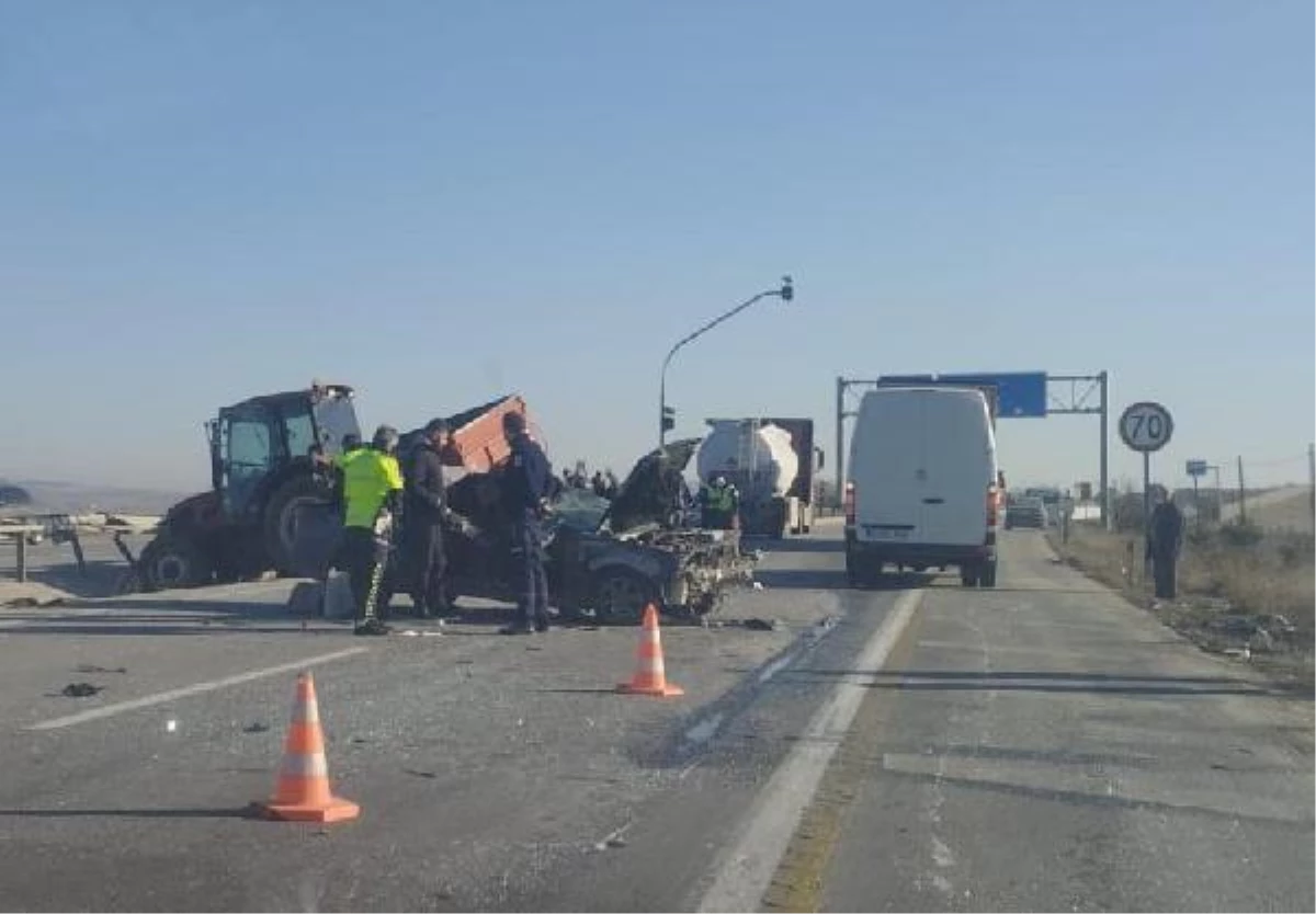 Eskişehir\'de traktör ile otomobil çarpıştı: 3 yaralı