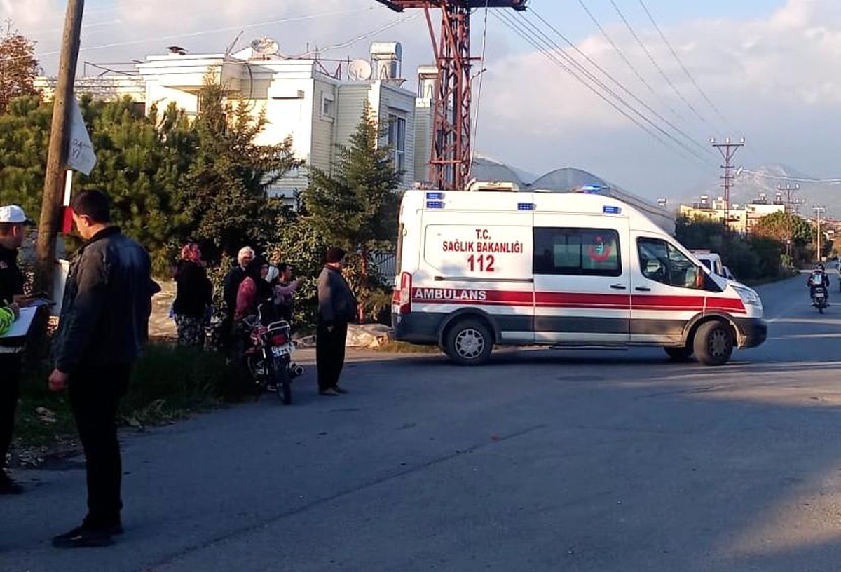 Gazipaşa\'da hafif ticari araçla motosiklet çarpıştı: 3 yaralı