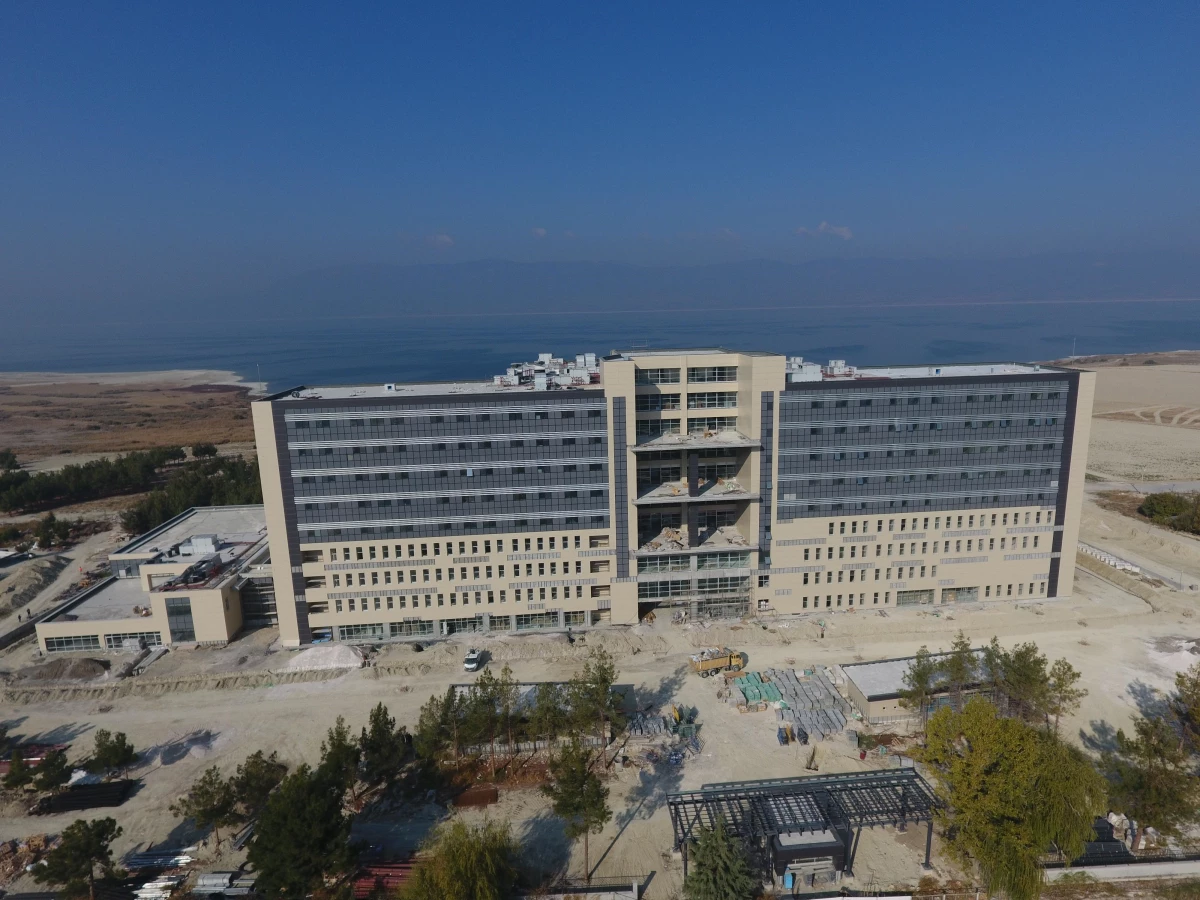 Türkiye\'nin ilk göl manzaralı hastanesi yüzde 90 oranında tamamlandı