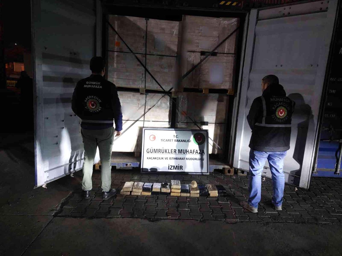 Gümrük muhafaza ekipleri İzmir\'de 26 kilogram kokain ele geçirdi