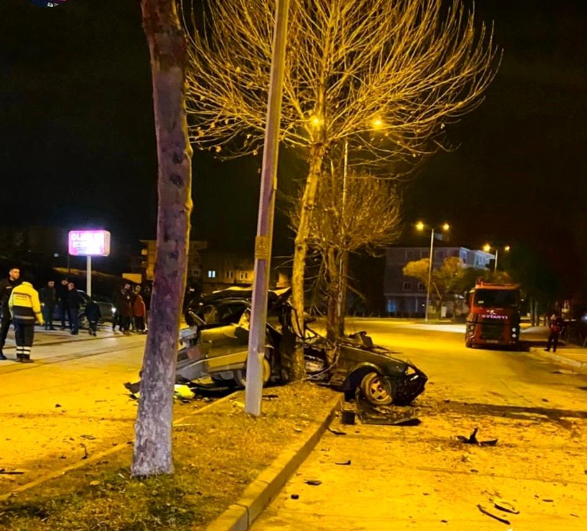 Hurdaya dönen otomobilden sağ çıktı