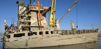 İskenderun Limanı'nda batan gemi yüzdürülerek İzmir'e götürülüyor