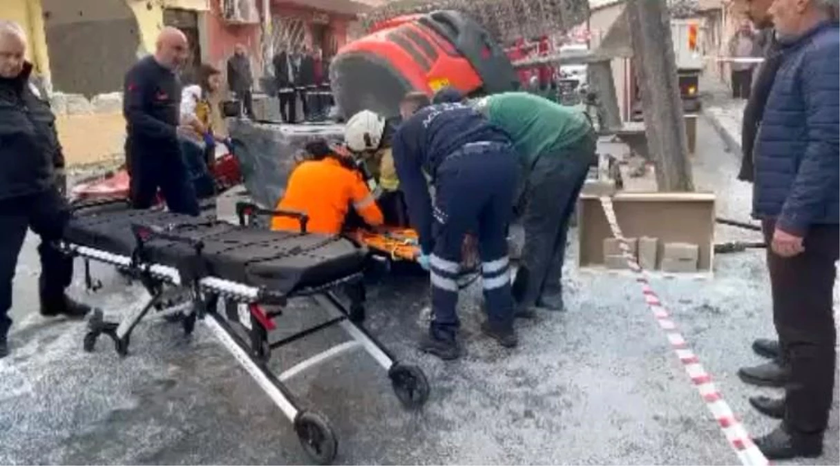 İzmir\'de faciadan dönüldü: Yıkım sırasında iş makinesi 3. kattan düştü