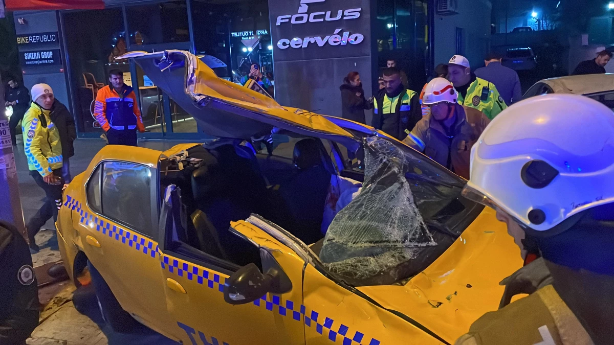 Kadıköy\'de devrilen ticari taksideki 4 kişi yaralandı