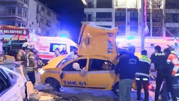 Aydınlanma direğine çarpan taksi takla attı! Yaralılar var