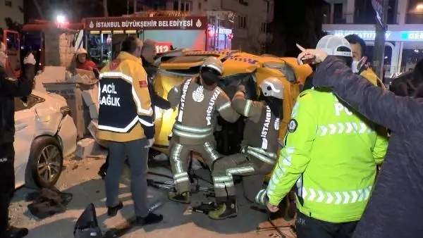 Aydınlanma direğine çarpan taksi takla attı! Yaralılar var