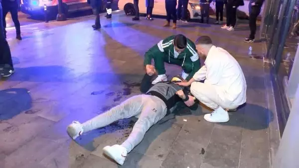 Aydınlanma direğine çarpan taksi takla attı! Yaralılar var