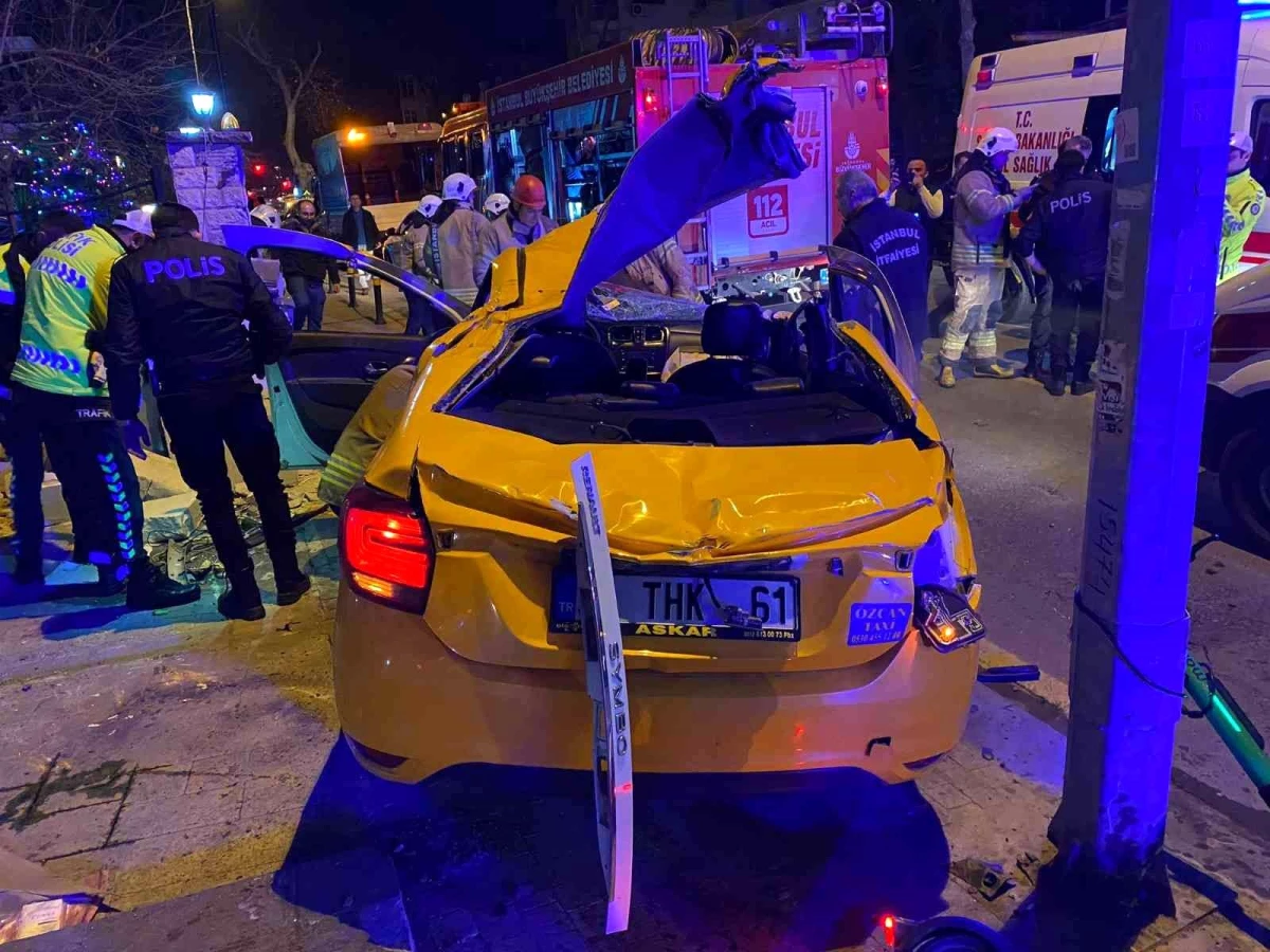 Kadıköy\'de ters dönen ticari taksinin tavanı koptu: 3\'ü ağır 4 yaralı