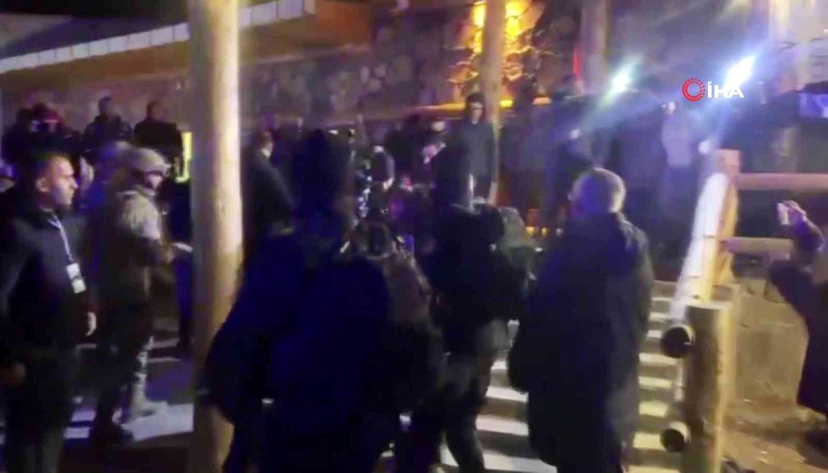 Kars\'ın Sarıkmış ilçesinde düzenlenen "Sarıkamış şehitlerini anma töreni"nde kullanılan platformun tavanı çöktü.