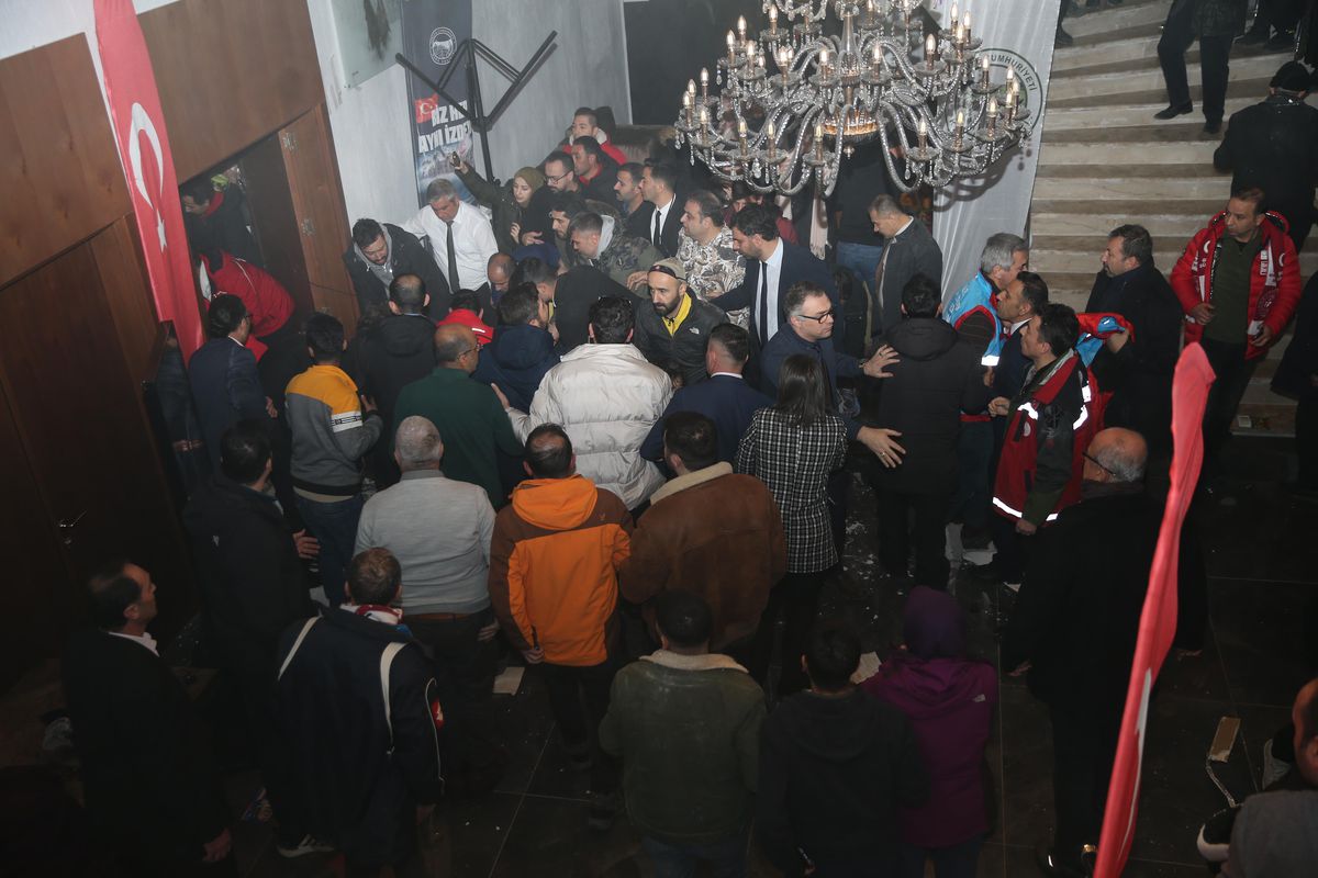 Sarıkamış şehitlerini anma etkinliğinde salonun tavanı çöktü (5)