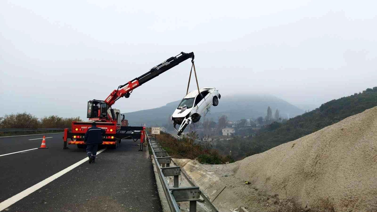 Otomobil bariyerleri aşıp şarampole uçtu: 4 yaralı