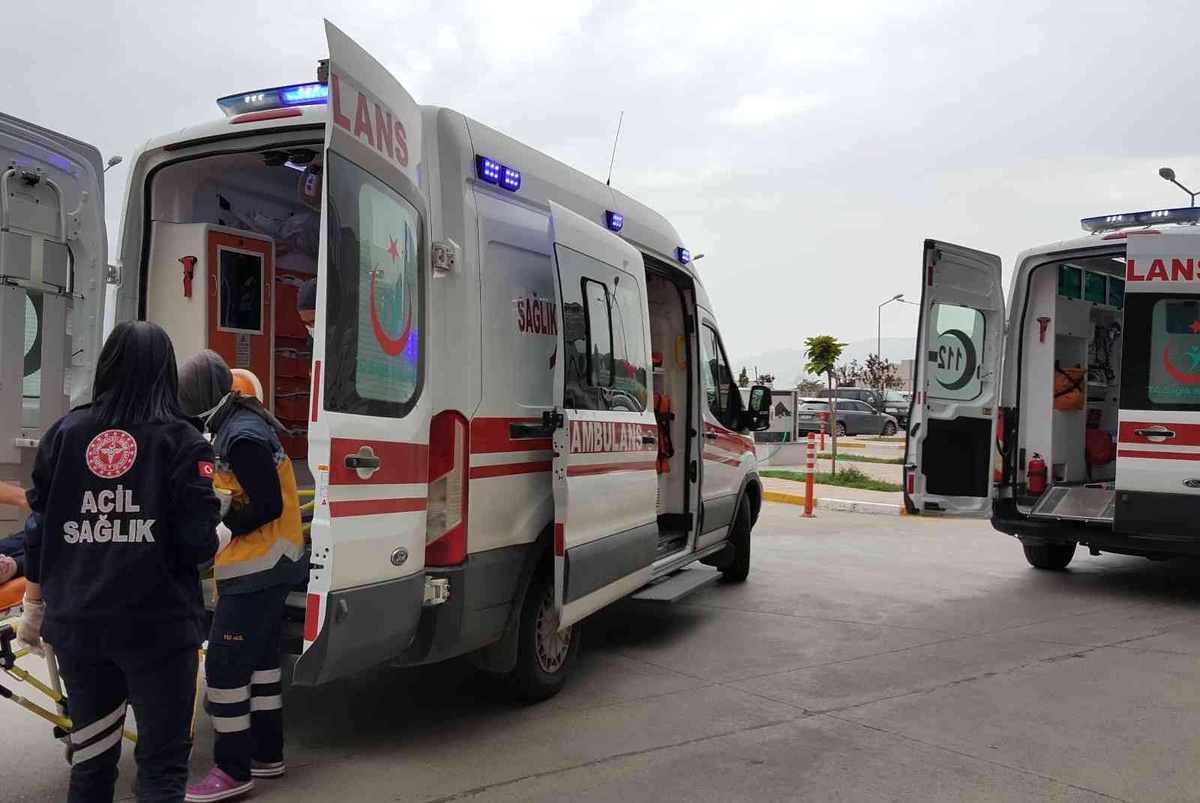 Otomobilin çarptığı anne ve kızı yaralandı