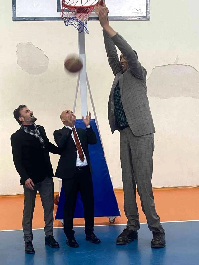 2,5 metre boyuyla dünyanın en uzun insanı olan Sultan, Nevşehir'de: Burada benden daha uzunu var