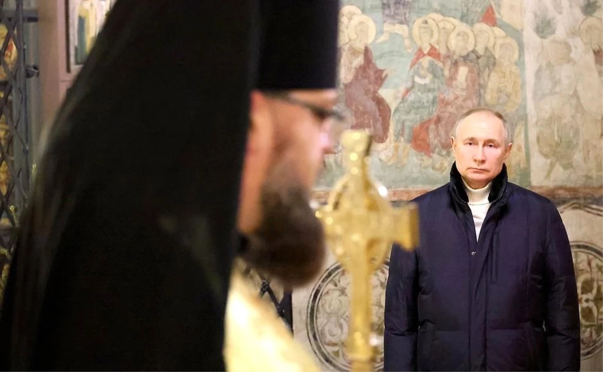 Putin, Kremlin\'deki katedralde tek başına Noel ayinine katıldı
