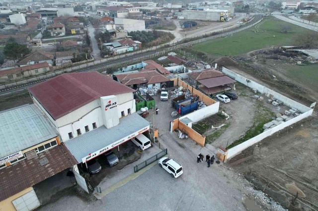 Sahipsiz araziye inşa ettiği binaları kiralayan yaşlı kadın, gidip bir de pişkince para istedi