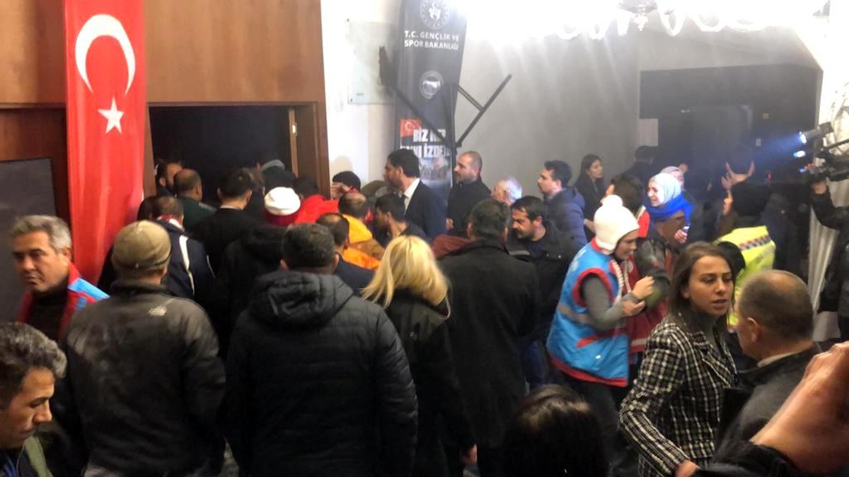 Sarıkamış\'ta otelin tavanı çöktü: 10 kişi yaralandı