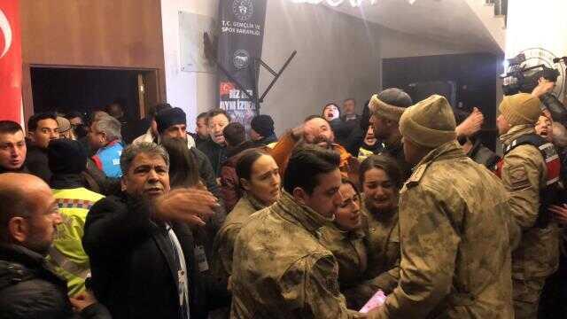 Son Dakika: Kars'ın Sarıkamış ilçesinde bir otelin tavanı çöktü: Yaralılar var