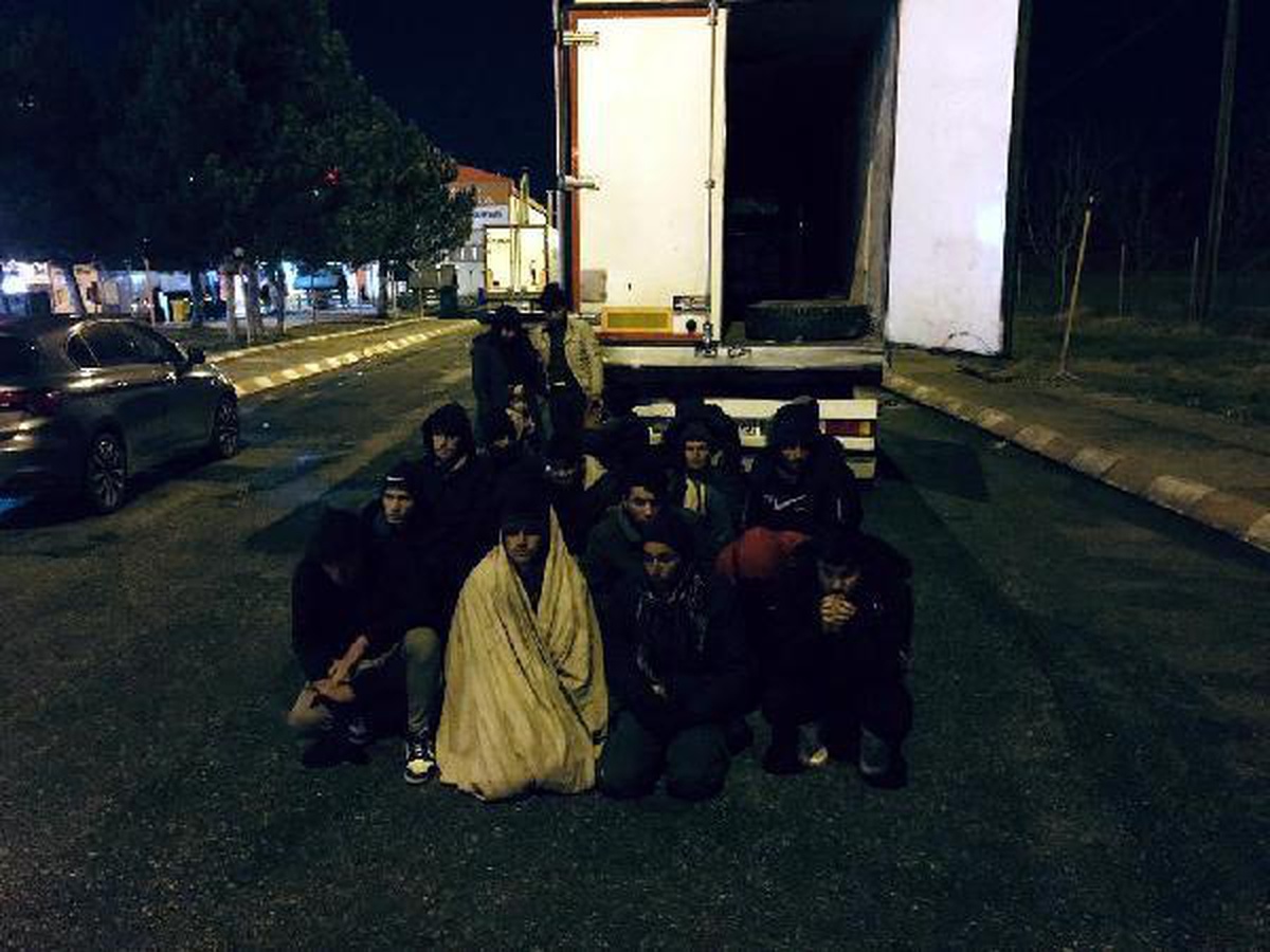 TIR\'ın dorsesindeki gizli bölmeden 24 kaçak göçmen çıktı