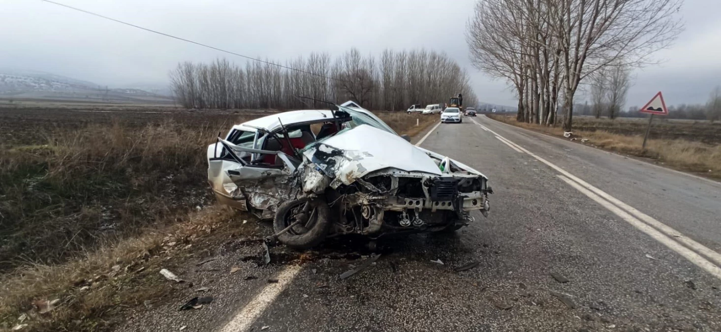 Tokat\'ta hafif ticari araç ile otomobil çarpıştı, 1 kişi öldü, 6 kişi yaralandı