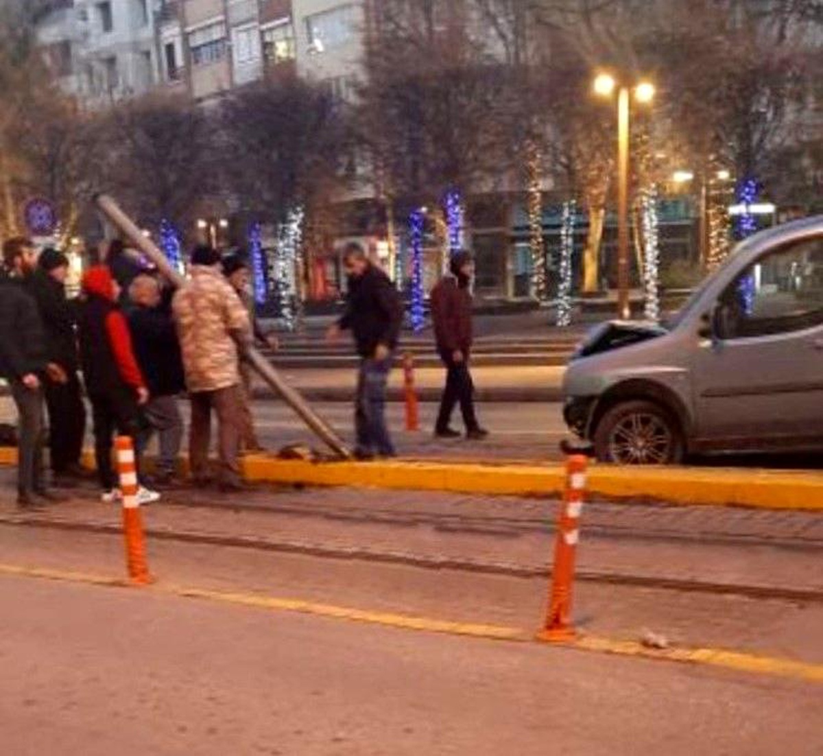 Tramvay yolundaki direğe çarptı, seferler aksadı