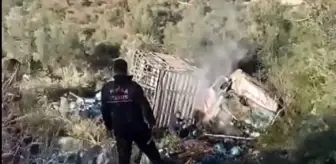 Tüp yüklü kamyon uçuruma yuvarlandı