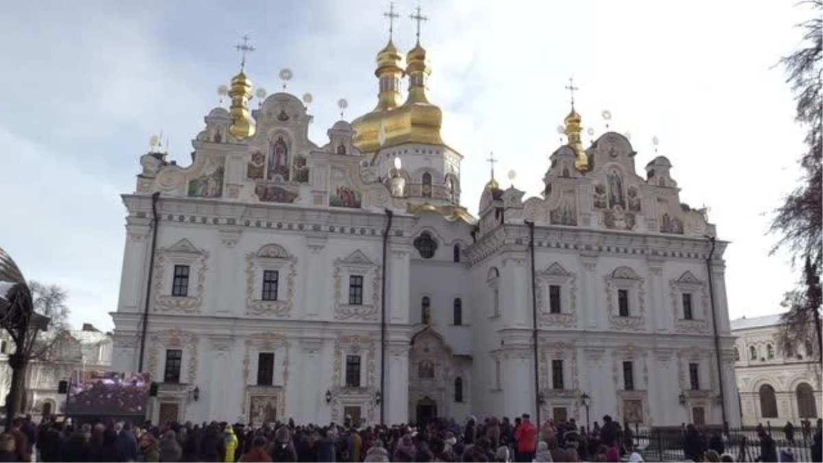 Ukrayna\'da Ortodoks Hristiyanlar Noel\'i kutladı