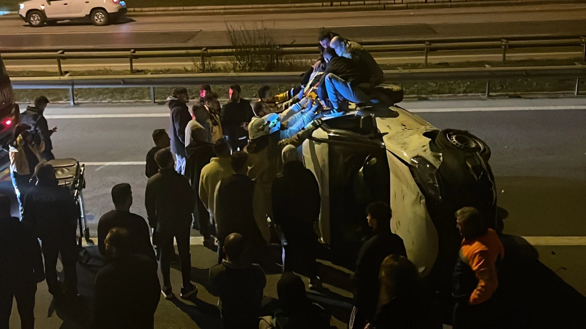 Üsküdar\'da bir köprünün yanından otoyola düşen araçtaki 4 kişi yaralandı