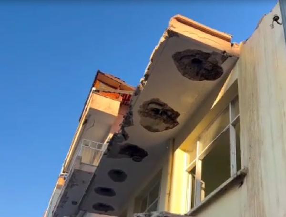 Yıkım yaptığı iş makinesiyle birlikte 3\'üncü kattan sokağın ortasına düştü