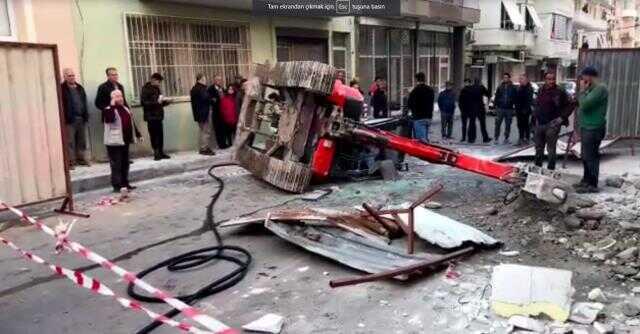 Yıkım yaptığı iş makinesiyle birlikte 3'üncü kattan sokağın ortasına düştü
