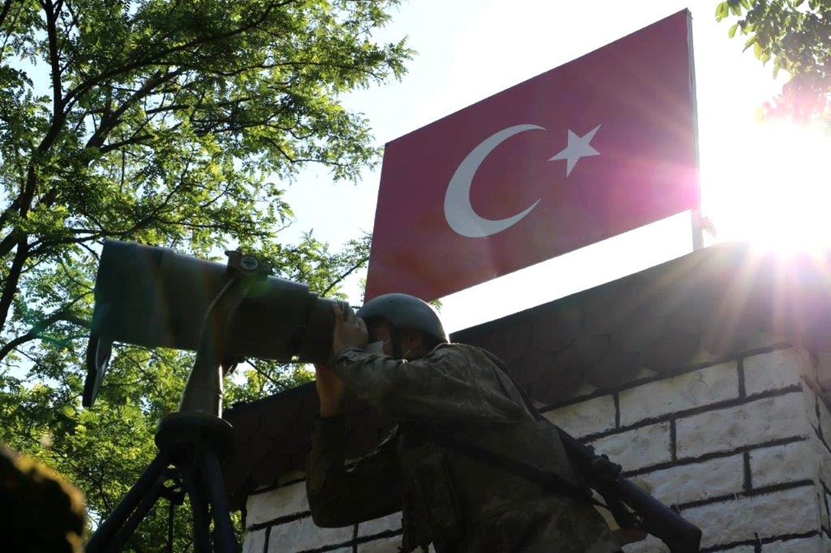 Yasa dışı yollarla Yunanistan\'a geçmeye çalışan 15 kişi yakalandı