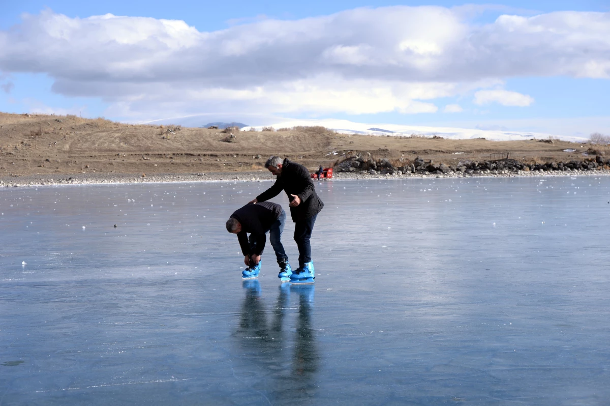 Yüzeyi buzla kaplı Çıldır Gölü\'nde buz pateni yaptılar
